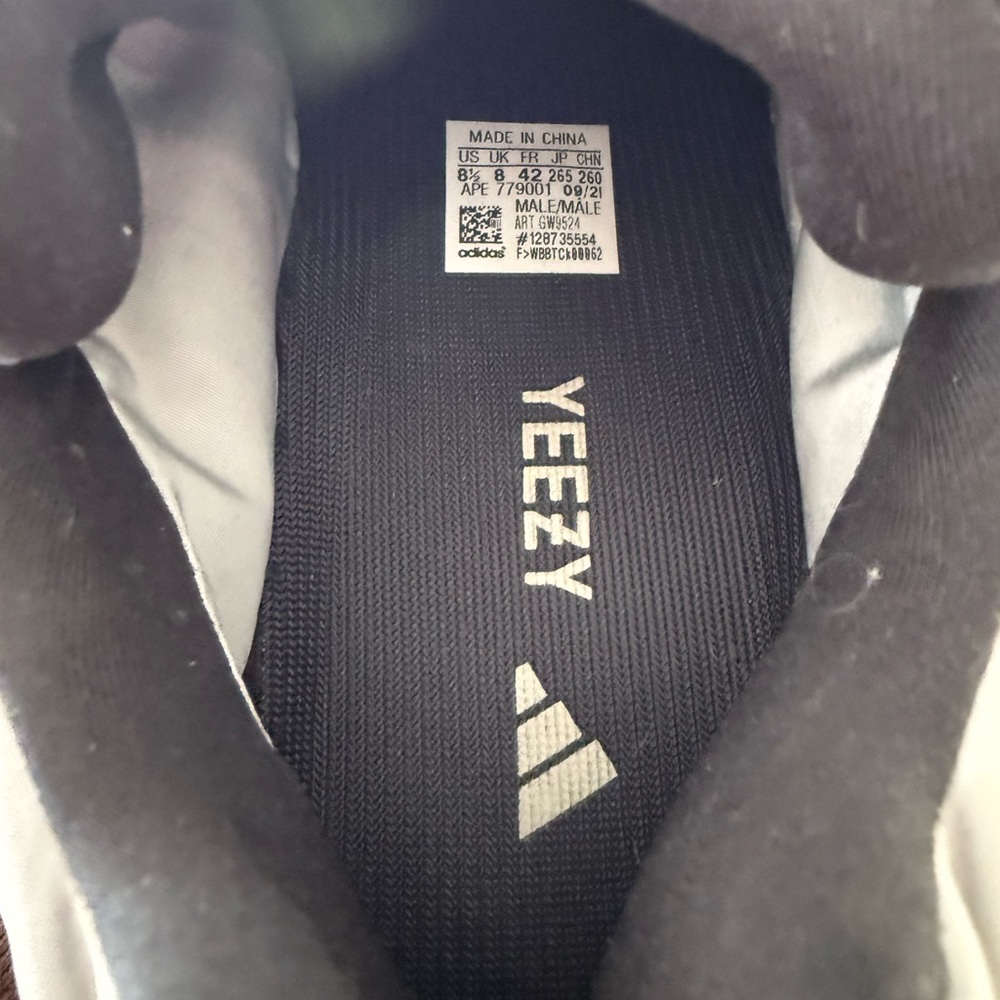 Yeezy 700 - Picture 5 of 7